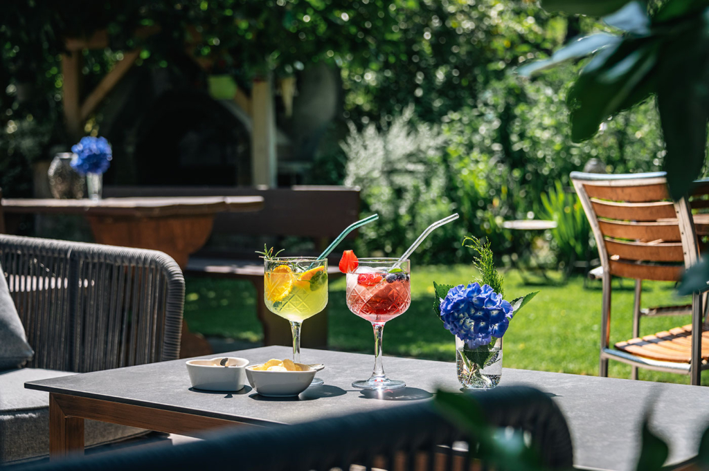 Divertimento in giardino con cocktail 01